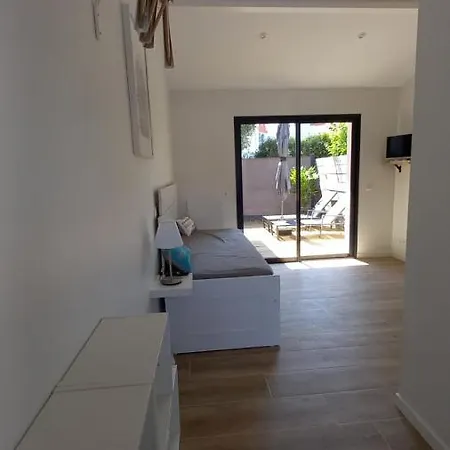 Apartamento : Avec Terrasse à 3 Kms Des Plages